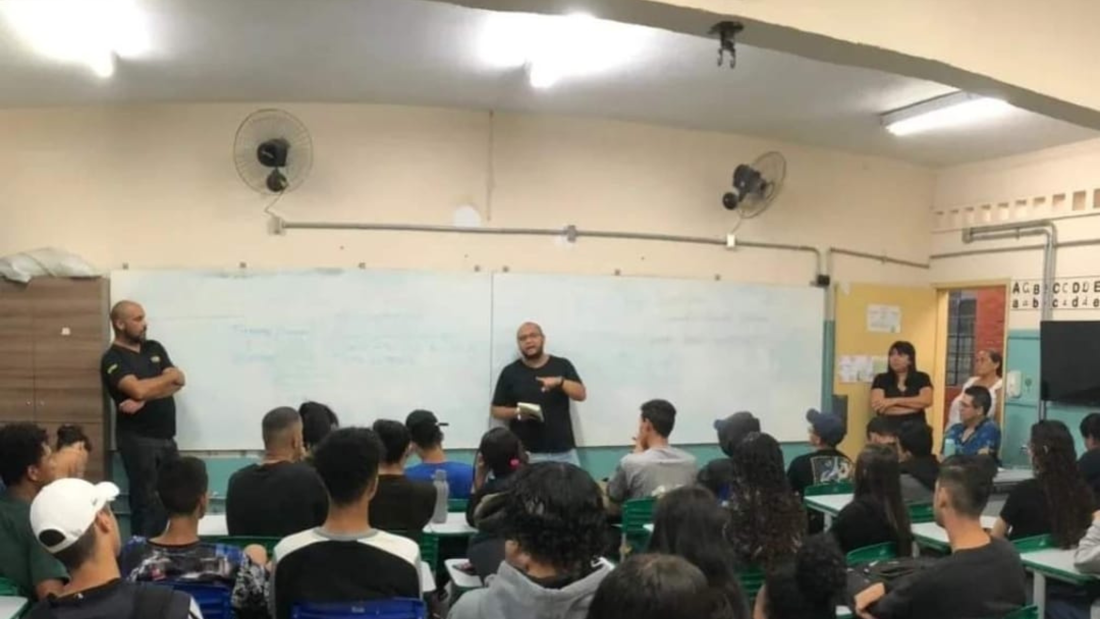 Foto: Ação de literatura com o escritor Marcelo Barbosa e Unip Ferraz com alunos do Ensino Médio