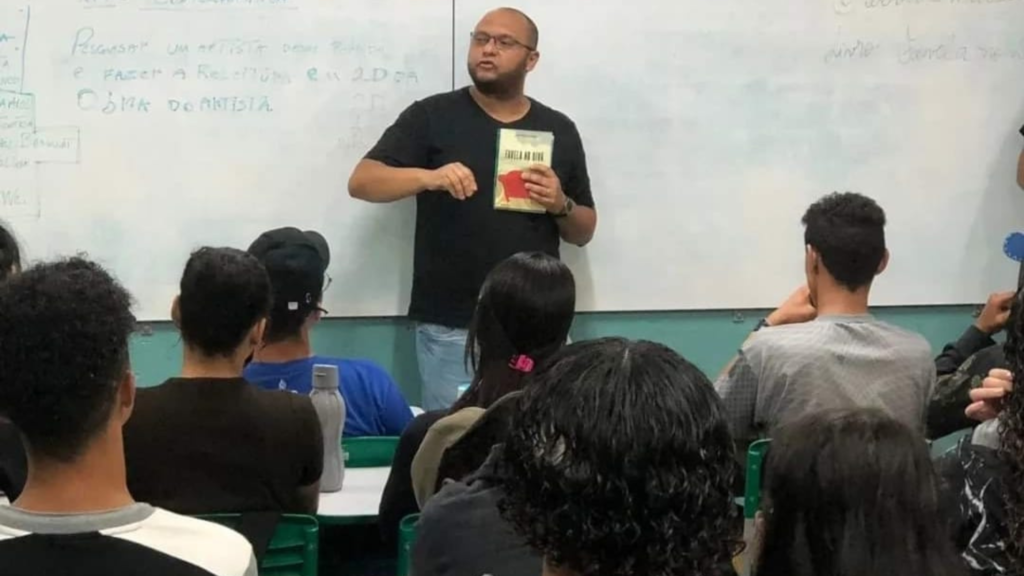 Foto: Ação de literatura com o escritor Marcelo Barbosa e Unip Ferraz com alunos do Ensino Médio