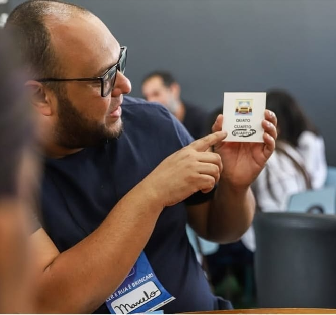 Foto: Marcelo Barbosa realiza uma dinâmica sobre uma cartão com três palavras e apenas uma correta;